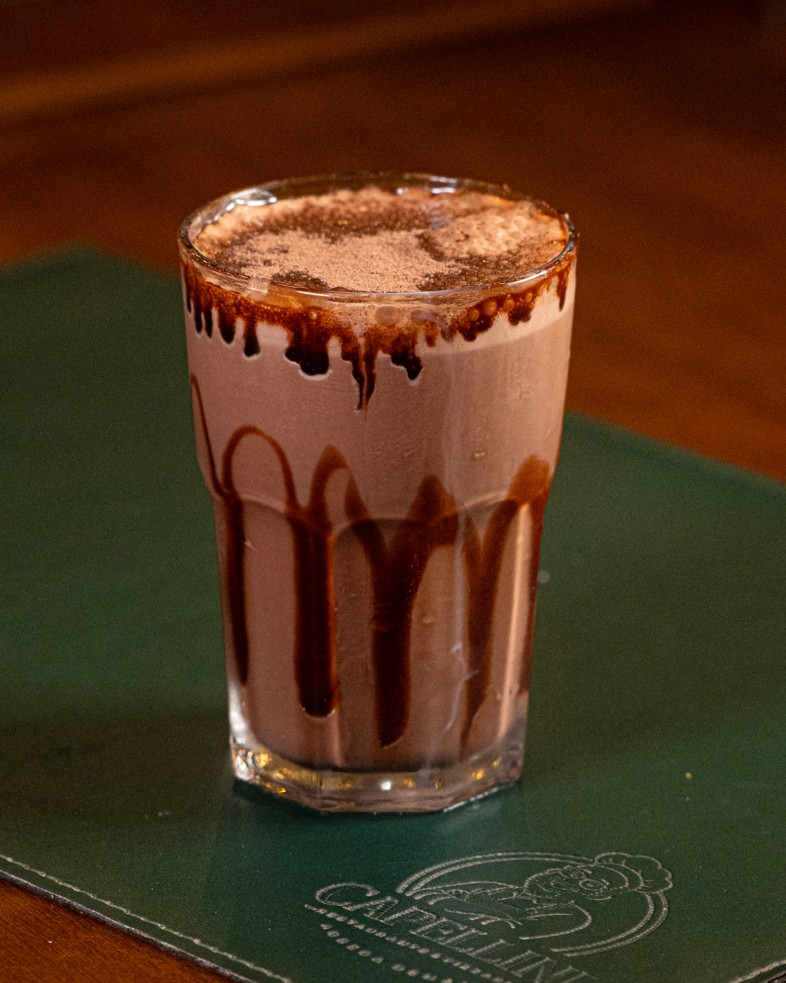 Bebida cremosa de chocolate servida no copo
