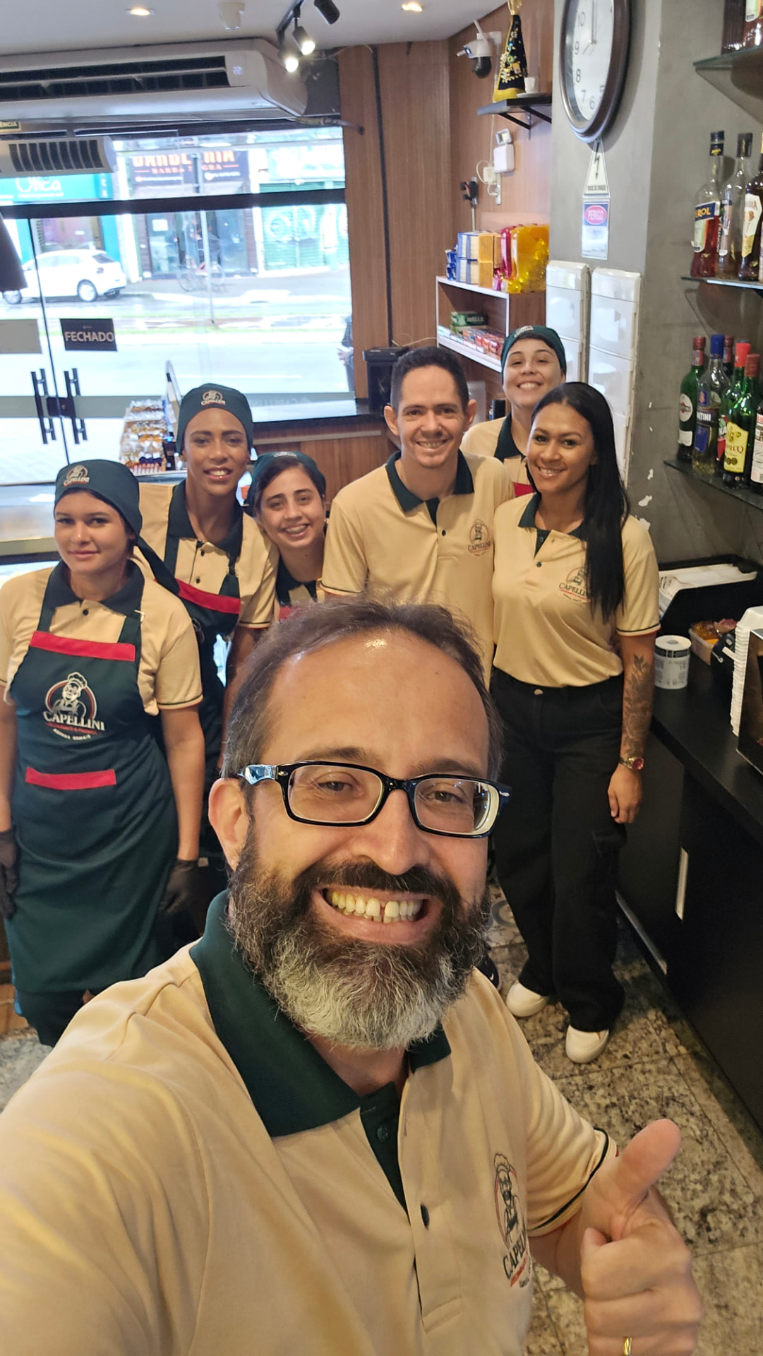 Junior Capellini com a equipe na cozinha