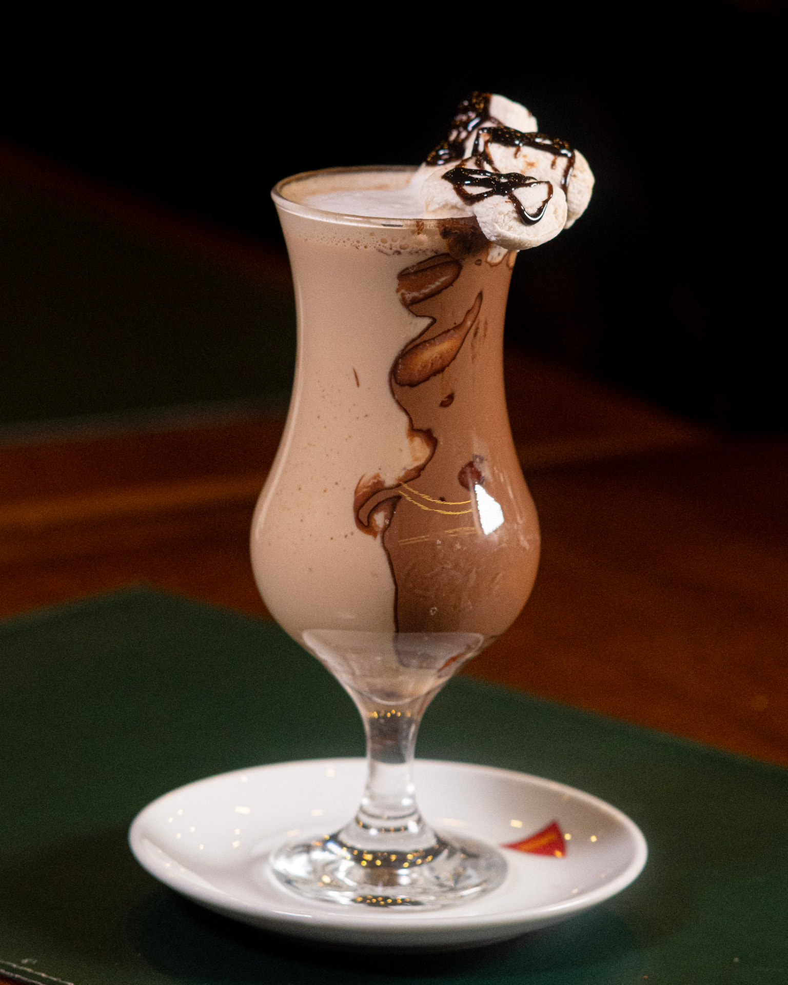 Bebida gelada de chocolate com marshmallow