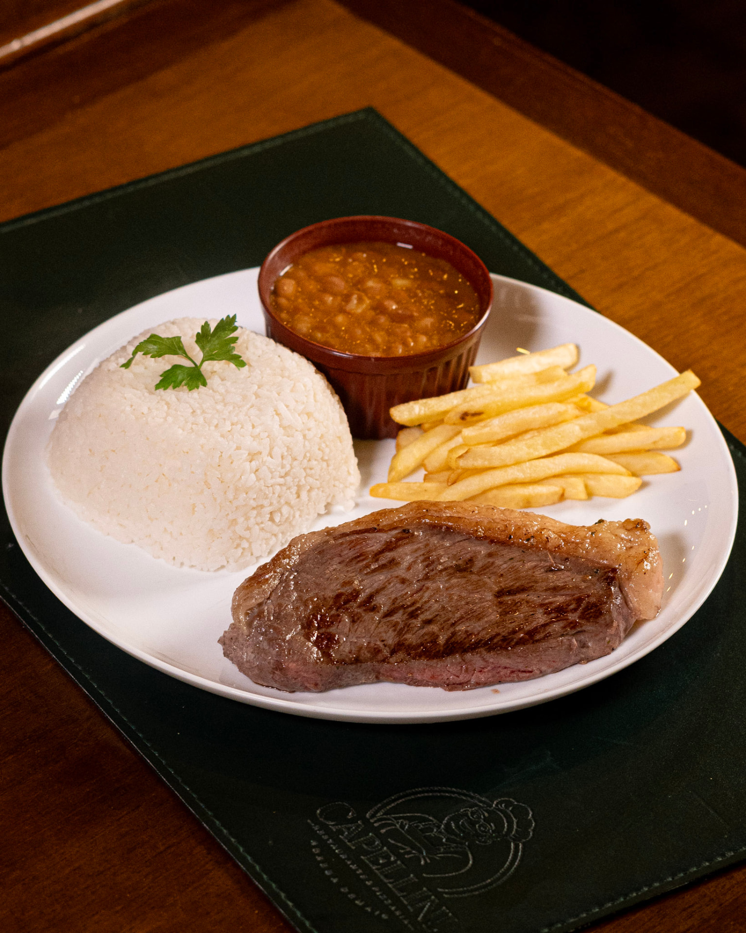 Prato com contra-filé, arroz, feijão e fritas